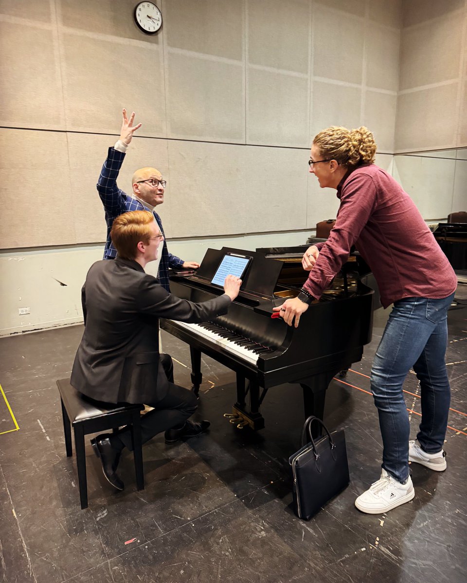 EnriqueMazzola's tweet photo. Great time yesterday with some young singers of the #ryanoperacenter   working on buffo repertoire 🤗🙌🏼

#likechicago #onlinechicago #chicagohome #chicagolife #chicagolove #chicagocity #chicagoland #windycity #chicagoartist 
@LyricOpera @PSMusicBerlin #youngsinger #buffo https://t.co/QrPNWboHFw