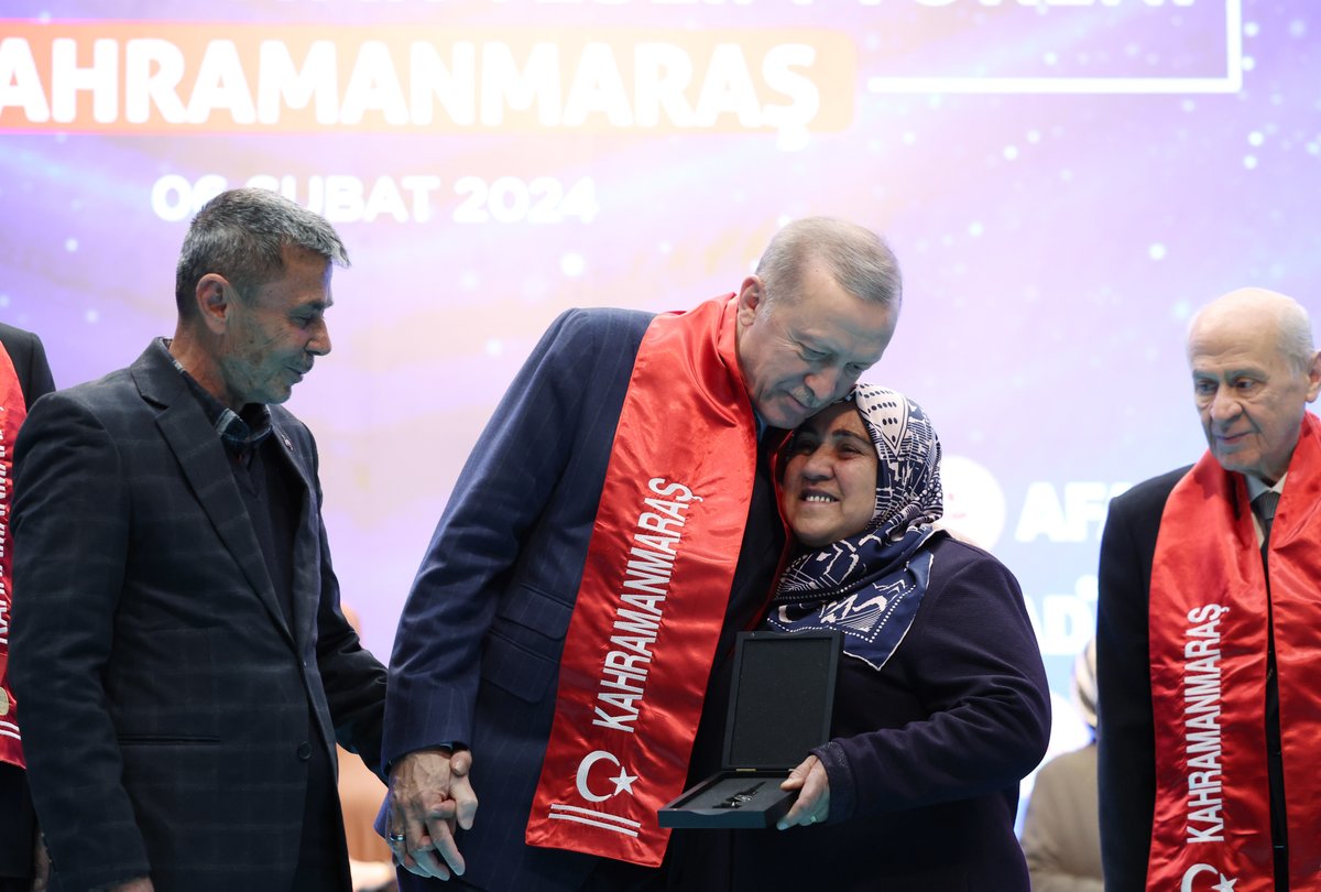 RTErdogan's tweet photo. Deprem bölgesinde yaşayan, depremden etkilenen vatandaşlarımızın bize, hükûmetimize ve ittifakımıza olan inancını ve güvenini Allah’ın izniyle boşa çıkarmayacağız. 

Deprem bölgesindeki kardeşlerimizle bir araya gelerek inşası tamamlanan konutları kendilerine teslim ediyoruz.    

Depremden etkilenen şehirlerimizin tamamında, hak sahibi vatandaşlarımız 46 bin konut ve köy evine bu ay içinde yerleşmiş olacak. Hedefimiz, iki ay içinde, deprem bölgesi genelinde 75 bin konutun teslimini yapmaktır. 

Ardından da inşallah her ay 15-20 bin konut ve köy evini hak sahipleriyle buluşturacağız.

Yıl sonuna kadar 200 bin konut ve köy evini teslim edene kadar durmadan, dinlenmeden çalışacağız. 

Ardından bu sayıyı en kısa sürede 389 bine tamamlayacağız. 

Biz, muhalefet gibi laf üstüne laf koymanın; yalanla, iftirayla, çarpıtmayla siyasetteki başarısızlıkları örtmenin hevesinde değiliz.

Biz iş yapmanın, hizmet etmenin, 85 milyonun dertlerine derman olmanın, geride hayır dualarıyla anılacak eserler bırakmanın derdindeyiz. 

Rabbim, son nefesimize kadar bu niyet üzerine çalışmayı, bu niyet üzerine yürümeyi bizlere nasip eylesin.