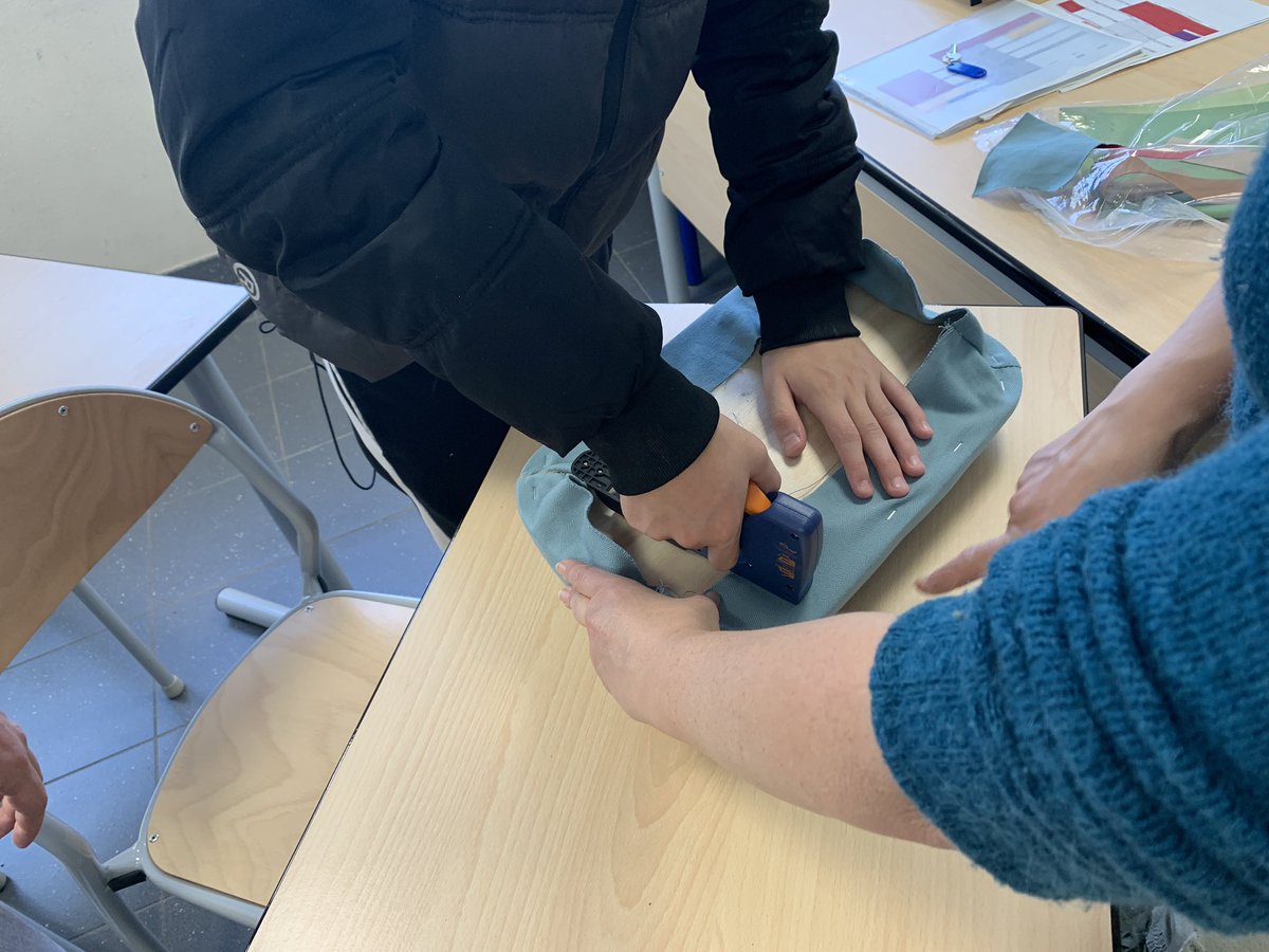 PugetToulon's tweet photo. Atelier couture pour nos élèves d’Agir pour réussir avec Marilyne de la sellerie La Licorne… le ghetto blaster, projet #Manufacto #Hermes, prend forme. De la persévérance, de la patience et de l’exigence … Une belle réussite pour nos élèves 👏🏼 https://t.co/Hb0itnR3rM