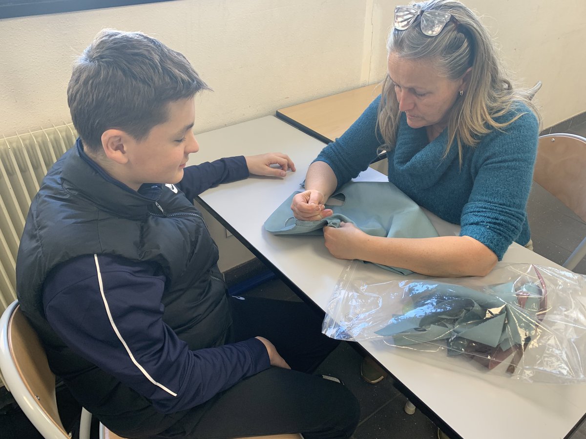 PugetToulon's tweet photo. Atelier couture pour nos élèves d’Agir pour réussir avec Marilyne de la sellerie La Licorne… le ghetto blaster, projet #Manufacto #Hermes, prend forme. De la persévérance, de la patience et de l’exigence … Une belle réussite pour nos élèves 👏🏼 https://t.co/Hb0itnR3rM