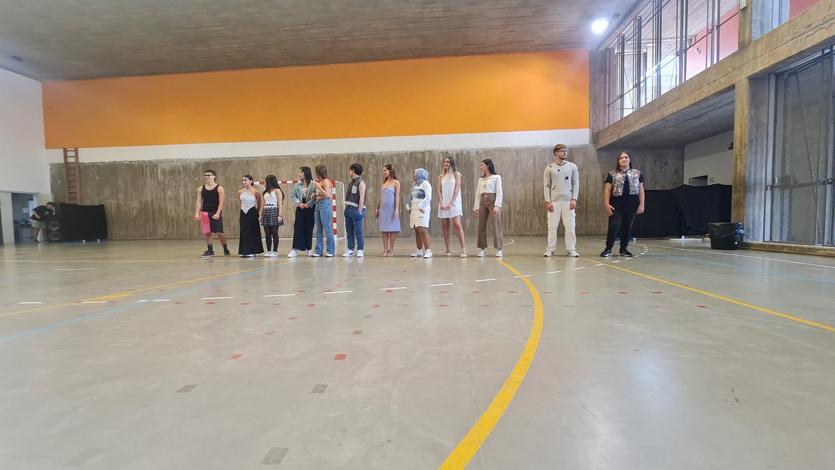 IES_MARINA's tweet photo. #SemanaCultural2024 Gran éxito de nuestro II certamen de moda reciclada de la mano de nuestro ex alumno Michael. ¡¡✨️Felicidades a todos los participantes!!♻️ #innovAS #sostenibilidad @EducacionCan @EducacionLL https://t.co/GweDeGEaEo