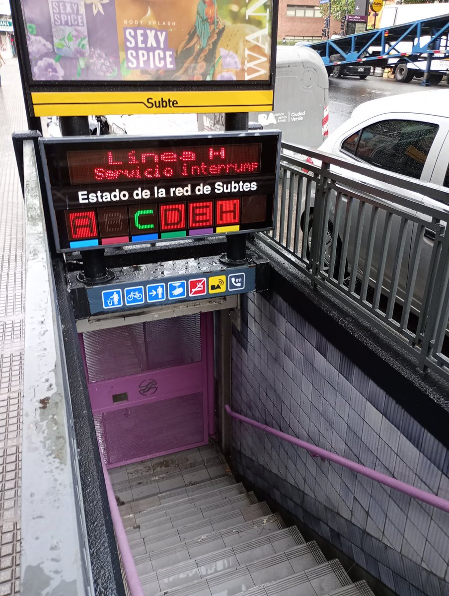 Todas las líneas suspendidas por la lluvia.
Habría que privatizar los subtes.