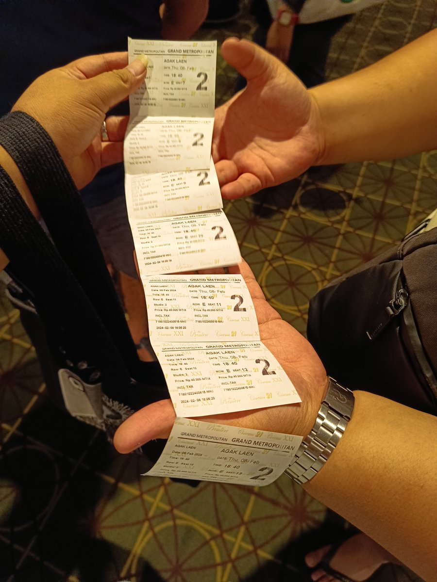 Gondut_'s tweet photo. Film Agak Laen bahkan bisa bikin nyokap gue gak berhenti ngebahas dan tetap ketawa ngakak pas di perjalanan pulang

belom sampe rumah, nyokap dan adek² gue udah ngajak pengen nonton lagi! 

Tanggung jawab woi ketuaaa @txtagaklaen @bene_dion @OkiRengga33 @indrajegel_ @borisbokir ! https://t.co/SqoACRexAE