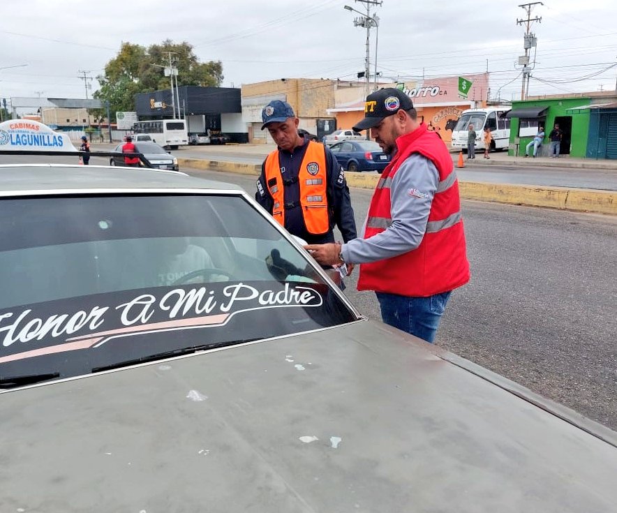 SegVialCabimas1's tweet photo. Funcionarios del #INTT Cabimas, en conjunto con la @PNBVzla y #PoliCabimas desplegados en las paradas del municipio supervisando unidades de transporte público, documentación reglamentaria a los conductores y promoviendo el uso del cinturón de seguridad https://t.co/iSGnjFVnog