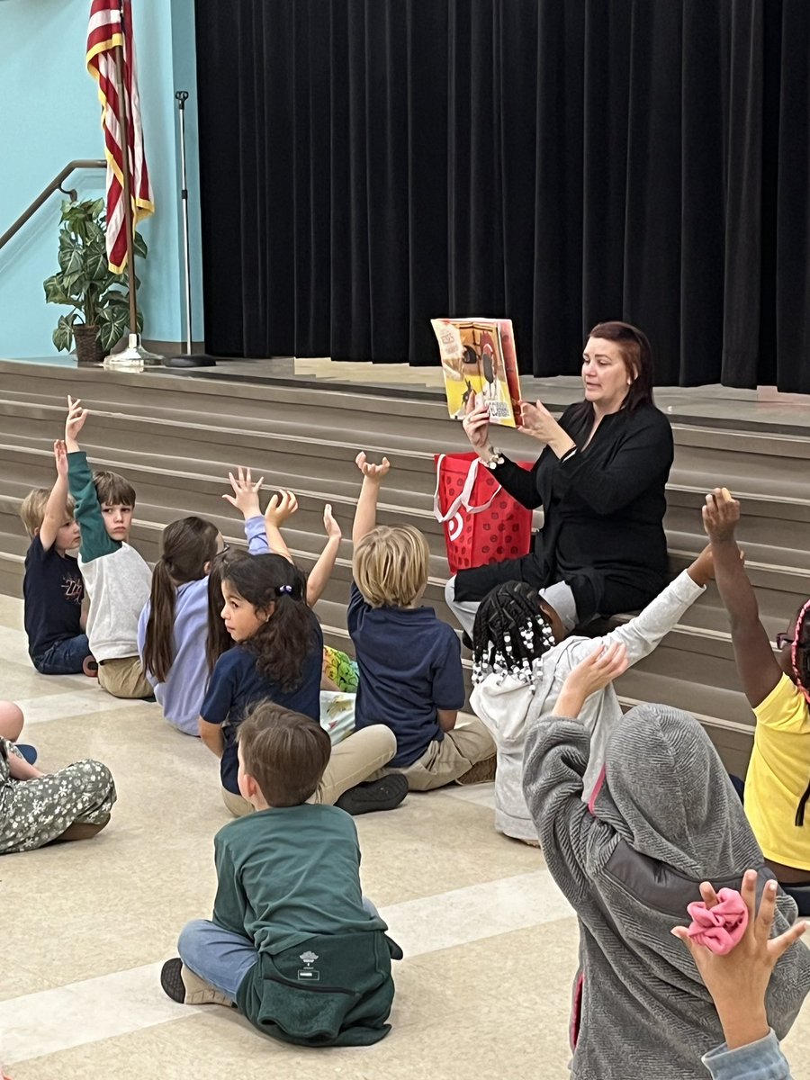 📚 Elevating student development with literacy! 🌟 HOST has engaging read-aloud sessions that make learning fun and vibrant. Let's inspire a love for reading together! #LiteracyMatters #ReadAloud #StudentDevelopment @HillsboroughSch @VanAyresHCPS @McManusUF