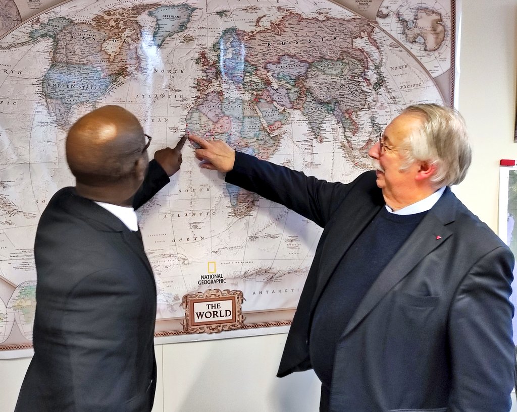 andreflahaut's tweet photo. La #Gambie 🇬🇲 est un pays qu'on connaît mal, alors qu'il constitue, tant au niveau régional que continental, un important facteur de stabilité. C'est pourquoi, je me suis entretenu ce jour avec S.E.M. Pa Musa Jobarteh, Ambassadeur #gambien en 🇧🇪. Un échange ouvert et constructif! https://t.co/bUxcvmaiLf