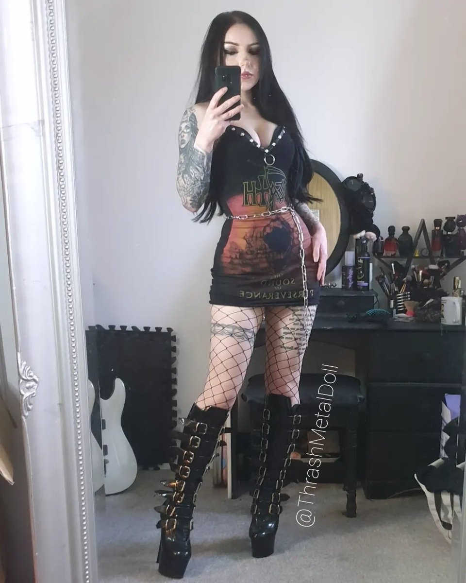 These boots remind me of clarinets 

#pleaser #metalchick #metalgirl #tattoos #deathmetal #gothic #altmodel #alternativegirl #alternativemodel #fishnet #pleaserboots #egirl #gothgirl