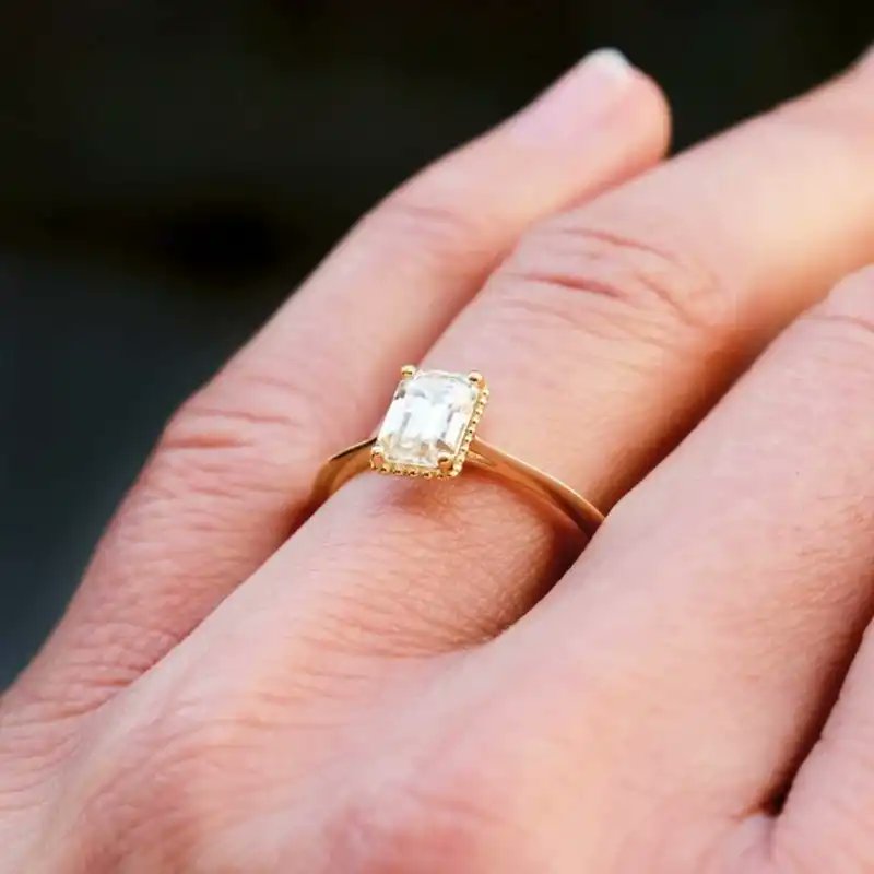 Solitaire sparkly Moissanite Ring Filigree Bezel set Moissanite Engagement Ring classic Anniversary ring 
🔗tezcreation.com/product-detail…
#tezcreation #diamondjewelry #moissaniteengagementring #weddingring #diamondaddict #bridaljewellery #emeraldcutring #emeraldjewelry #engagementring