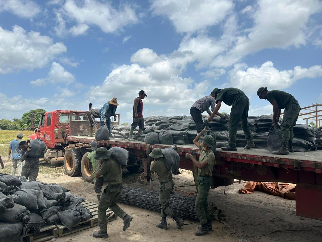 El soldado pionero avanzando con pasos de vencedores !

#FANB 
#IntegrarEsVencer