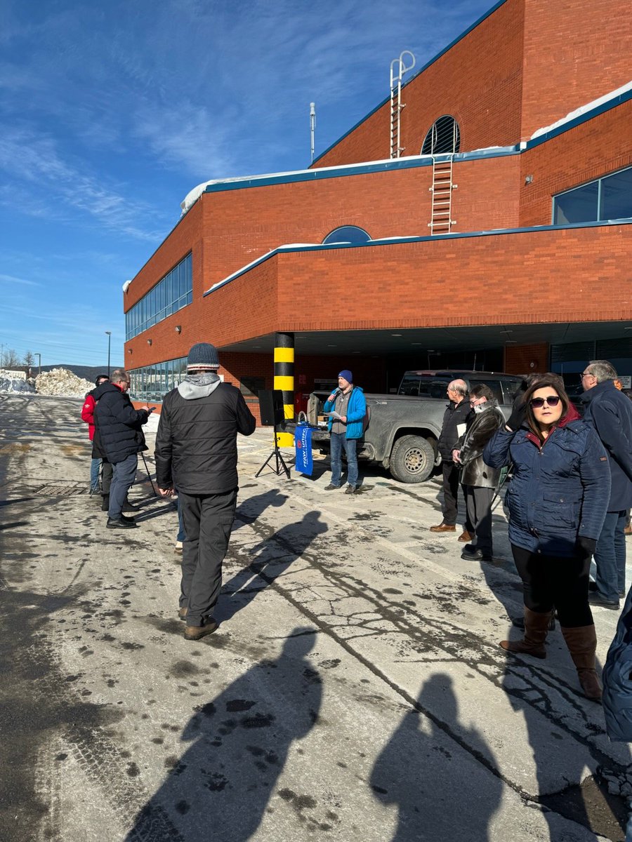 FFAW_Unifor's tweet image. 📢 Concerned harvesters and community members have gathered at the DFO building in Corner Brook this afternoon to express their disappointment for the recent Unit 1 Redfish decision made by Min @DiLebouthillier! #canpoli