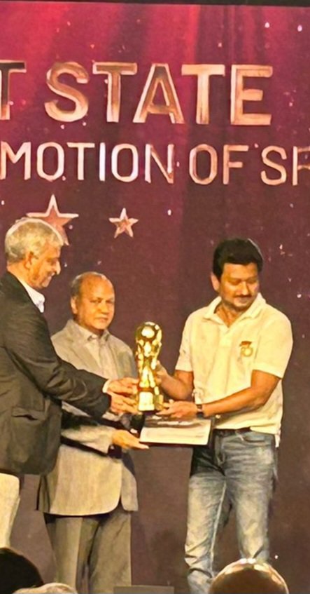 Delighted to present the Sportstar award for the best State for Promotion of Sport to @UdayanidhiS Minister of Sports Tamil Nadu. Congratulations and keep it up Tamil Nadu @TheHindu @SureshBalakris3