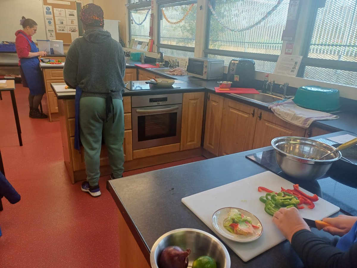 ellenfieldcc's tweet photo. Some of our parents got creative in the kitchen , cooking nutritious meals on a budget. Spicy chicken fajitas and egg fried rice. If you are interested in parent classes in the school please contact Emily our HSCL on 0861975934 #parentsinvolvement https://t.co/GXTcCKeuhz