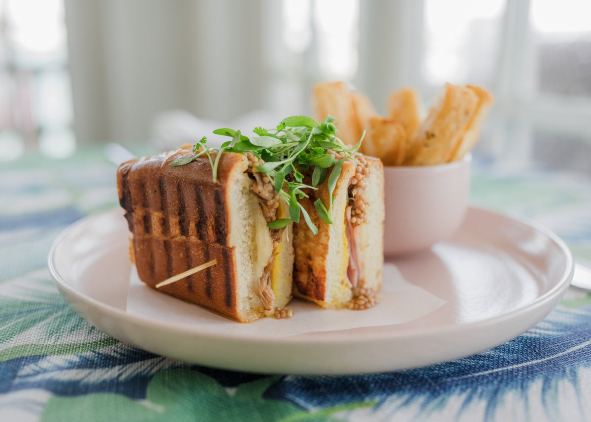 Island lunch > mainland lunch

Stop by Four Flamingos for lunch during the weekdays: 11:30 AM - 1:30 PM 🦩🦩🦩🦩