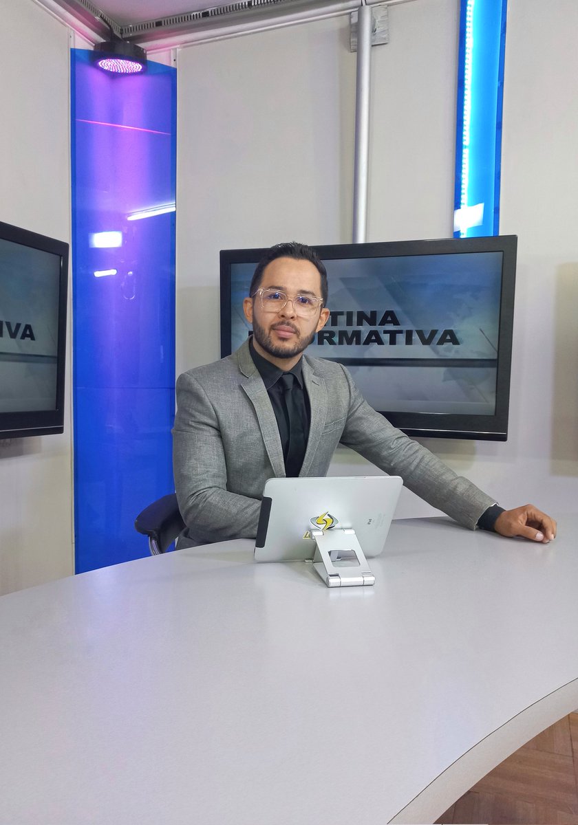 RoberthRuizR's tweet photo. Un placer poder informarles desde la primera emisión de #LatinaInformativa en @_latinatv 🎥📺

Cada día es una nueva oportunidad para aprender y seguir creciendo ♥️🎤
.
.
#Periodismo #Periodista #Journalist #LaraEnRedes #Barquisimeto #Guaro https://t.co/wXAHq0HBFk