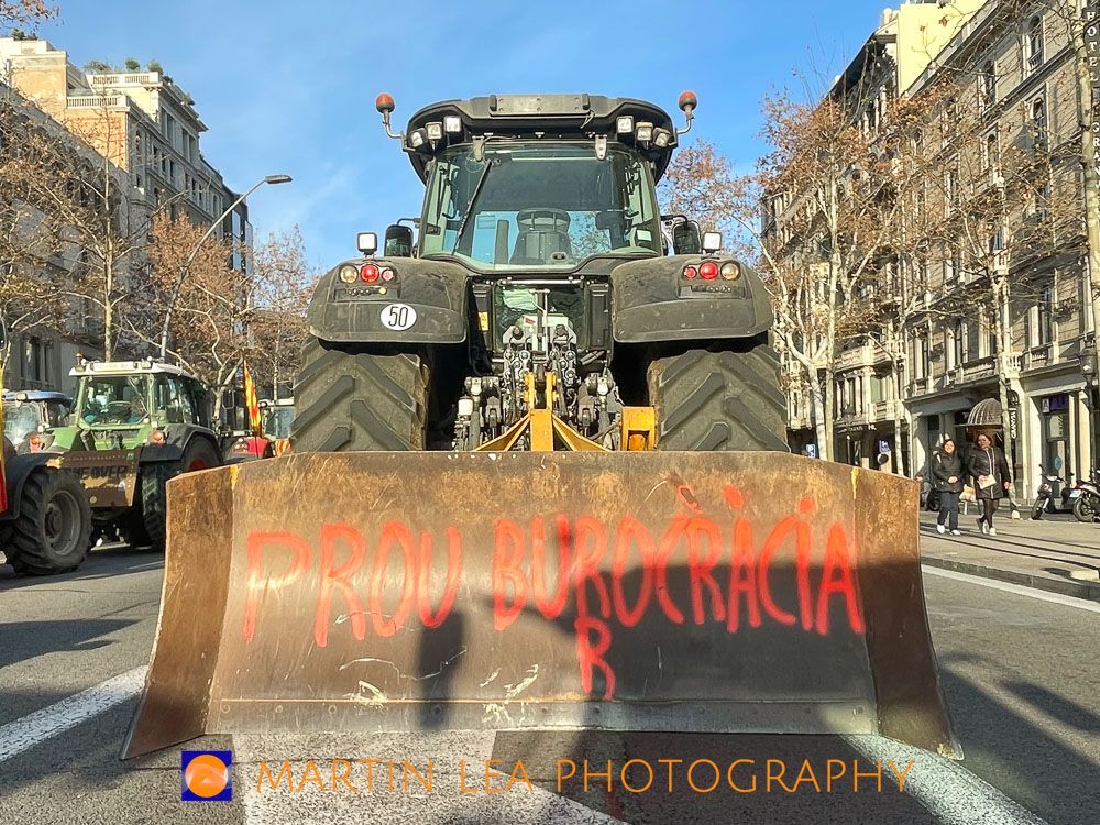 #NoFarmersNoFood protest in #Barcelona yesterday 

Despite the traffic disruption, the farmers were greeted with salutes and smiles. 

Not a single person opposed them or their protest #NetZeroScam

#pressphotographer #streetphotographer #eventphotographer