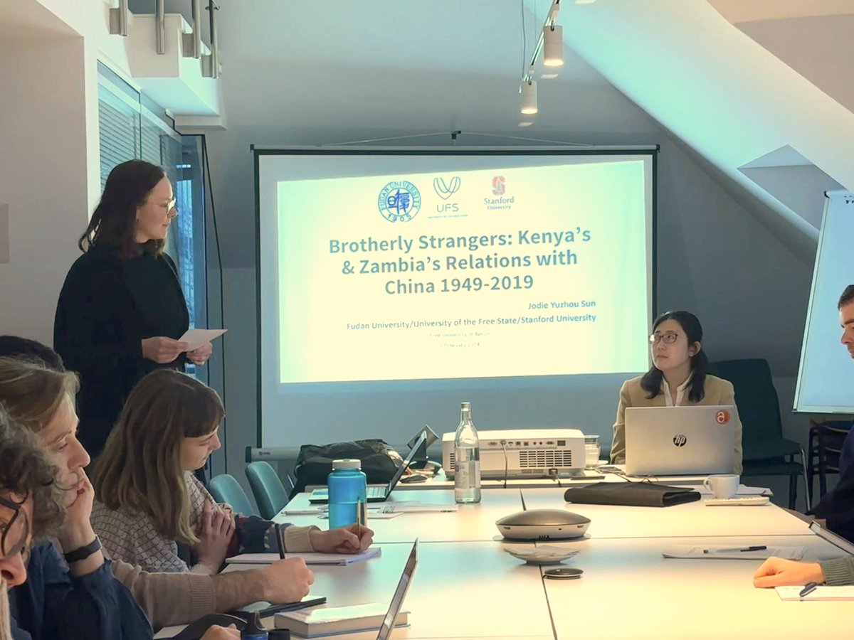 Jodie Yuzhou Sun’s “Brotherly Strangers” lecture inspired a lively discussion yesterday at our offices. A big thanks to our moderator <a href="/Alice31502373/">Alice</a> and to all 15 participants!

Lecture organised by our Junior Research Group “Peripheral Liberalism”, led by @Tobepastandpresent
