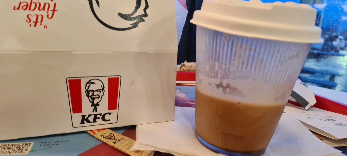 JHChok's tweet photo. Having a meal at a chain restaurant is so wonderful nowadays. Pay the full price, get half the beverage, cold price and old piece of cold chicken #NotDoneKFCAmersfoort https://t.co/IURFaCoWvS