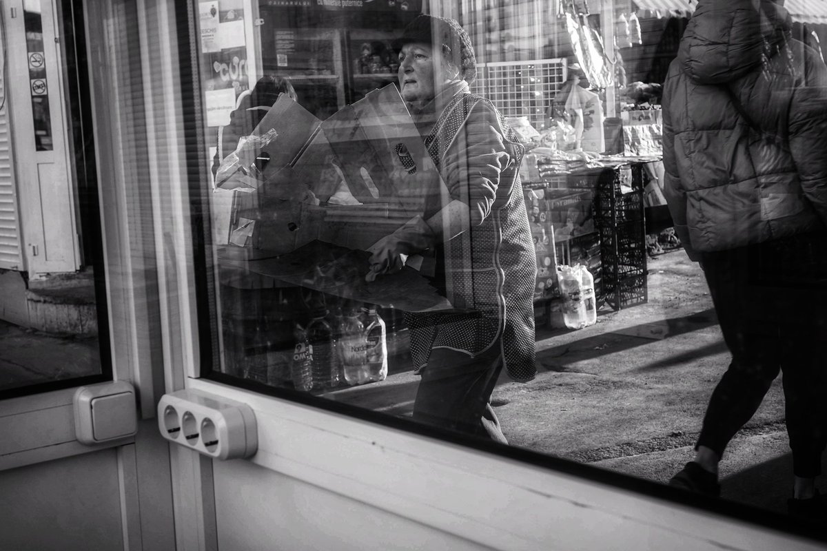VMTVISUALS's tweet photo. Moldovan market views.
.
.
.
#Moldova #chisinau #marketphotos #sonyimages #bnwphotography #streetphotography https://t.co/TTb7e7YyG9