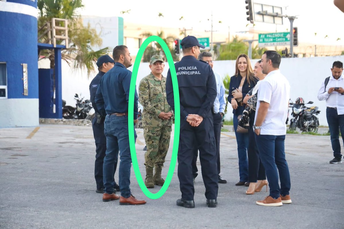 Albert6_Aguilar's tweet photo. #Entérate Luego de no dar resultados como Secretario de Seguridad Pública en #Cancún, reaparece disfrazado de efectivo de la MARINA José Pablo Mathey Cruz, quien apenas fue dado de baja hace 5 días. En la casaca no exhibe ningún rango militar que fanfarroneaba tener.
@lopezdoriga https://t.co/VGU970hlTJ