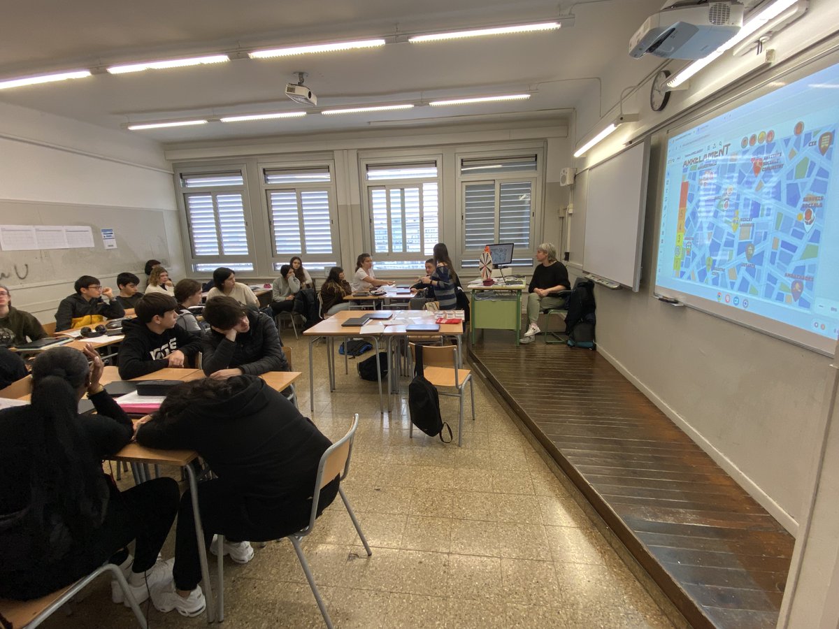 solidaritatSJD's tweet photo. 🎓 Hem acostat la realitat de les #migracions a l’@InsPedralbes de Barcelona amb @FundacioBayt dins el programa #educaSJD. L’alumnat ha participat en el joc “Arrelament”, un joc de taula on s’assumeix un perfil de persona migrada que ha de superar diverses proves per aconseguir el certificat d’arrelament.

Si vols saber-ne més visita el web https://t.co/3QHvIHSDrp o escriu-nos a 𝘀𝗼𝗹𝗶𝗱𝗮𝗿𝗶𝘁𝗮𝘁.𝗲𝗱𝘂𝗰𝗮@𝘀𝗷𝗱.𝗲𝘀