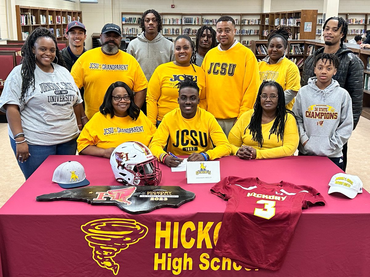 Hickory High senior Dashawn Medley signed his national letter of intent to play football at Johnson C. Smith University after graduation! 🏈🎓 #NextChapter #SigningDay #HickoryHigh #JCSU