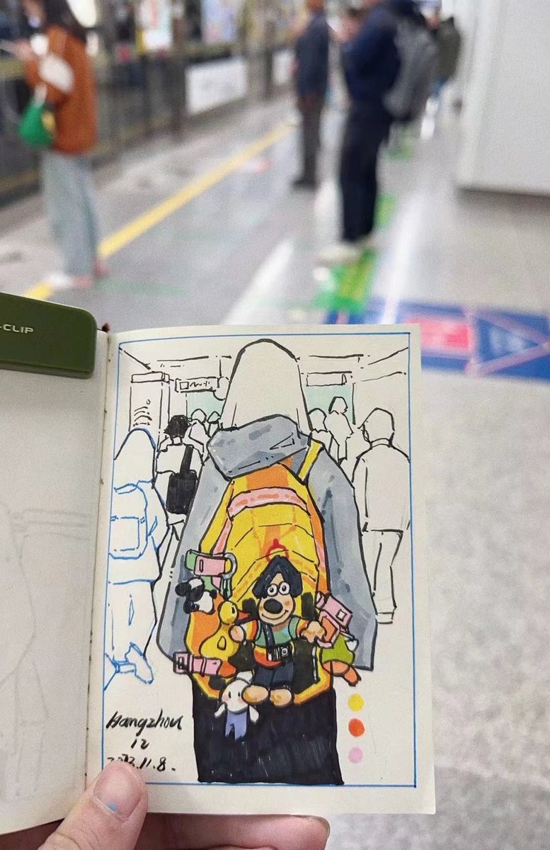 There are also these hand drawn works. I remember in the past, when I was waiting for the subway every day in Hangzhou, I would draw the passersby around me and record my daily life.