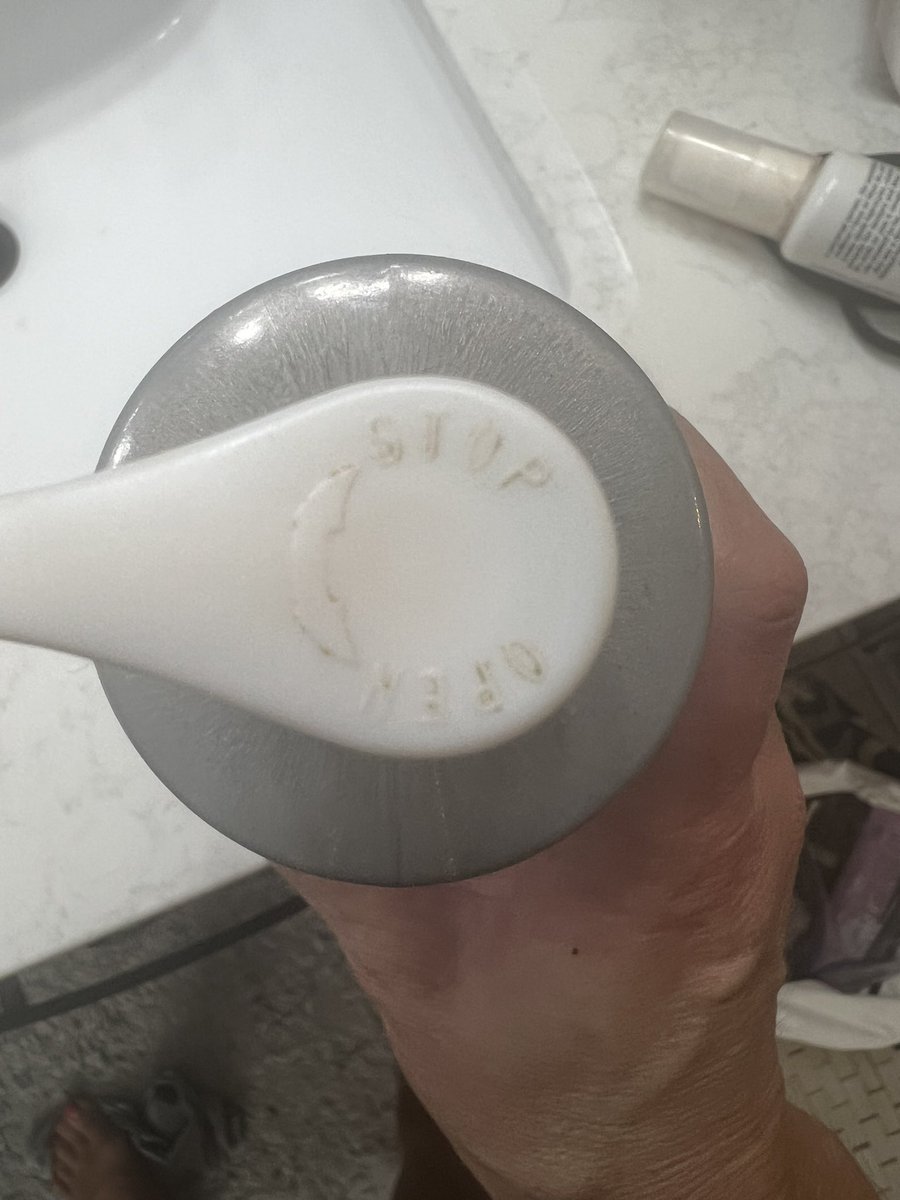 melalmli's tweet photo. @OlaySkin shouldn’t this say open/close, not open/stop? I’ve never seen such weird wording on a lotion dispenser. https://t.co/X1Sz51iKrj