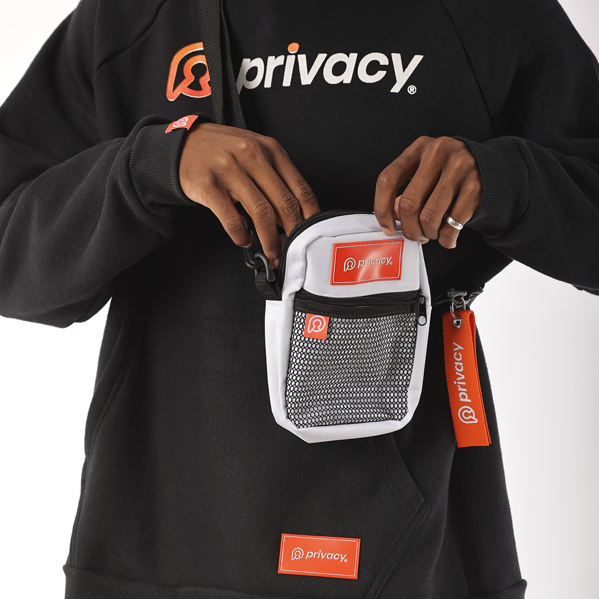 sejaprivacy's tweet photo. A combinação perfeita de estilo e funcionalidade.
Seja PrivacyStyle. Compre agora: https://t.co/VicrhTfu2i
#privacymerch #ShoulderBagStyle https://t.co/yuXmLLsmt0
