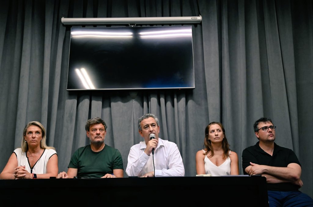 GF1Hb6yWAAAf24b?format=jpg&name=medium