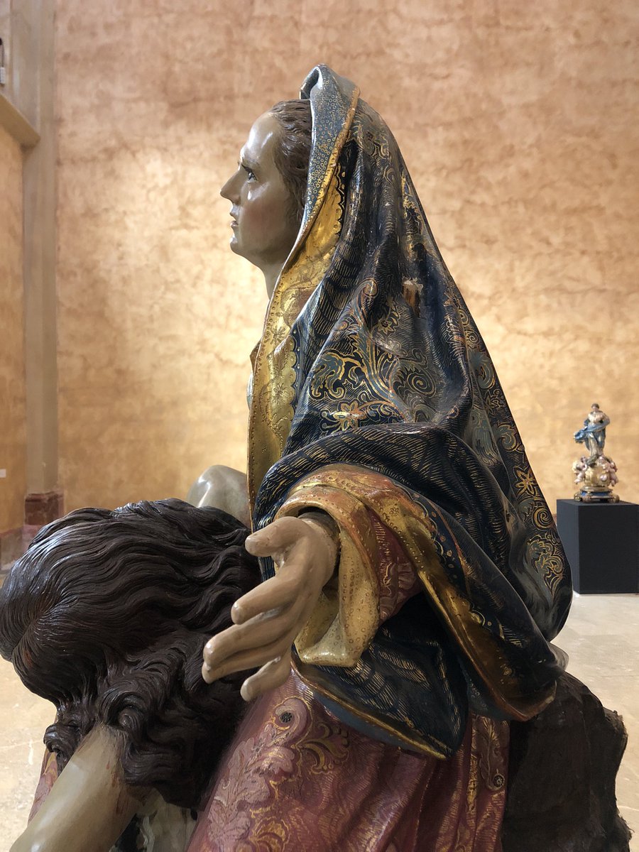 Por encima del resto, quiero destacar el impresionante cuadro de la Anunciación, con esas reminiscencias tan evidentes a la obra de Fra Angélico, y la ''Veneración de los Santos Félix y Régula en Caravaca de la Cruz'' un cuadro abandonado durante siglos y que vuelve a la vida.