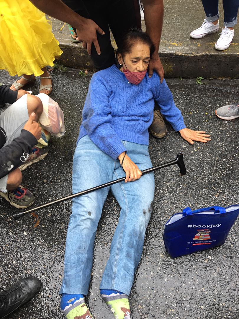 RobertLobo_'s tweet photo. Esta señora fue arrollada hace unos minutos en la esquina Cuartel Viejo, avenida Baralt de Caracas. Necesitan comunicar a sus familiares. 

La gran mayoría de los arrollados en avenidas son adultos mayores. https://t.co/CcZLspbQqI