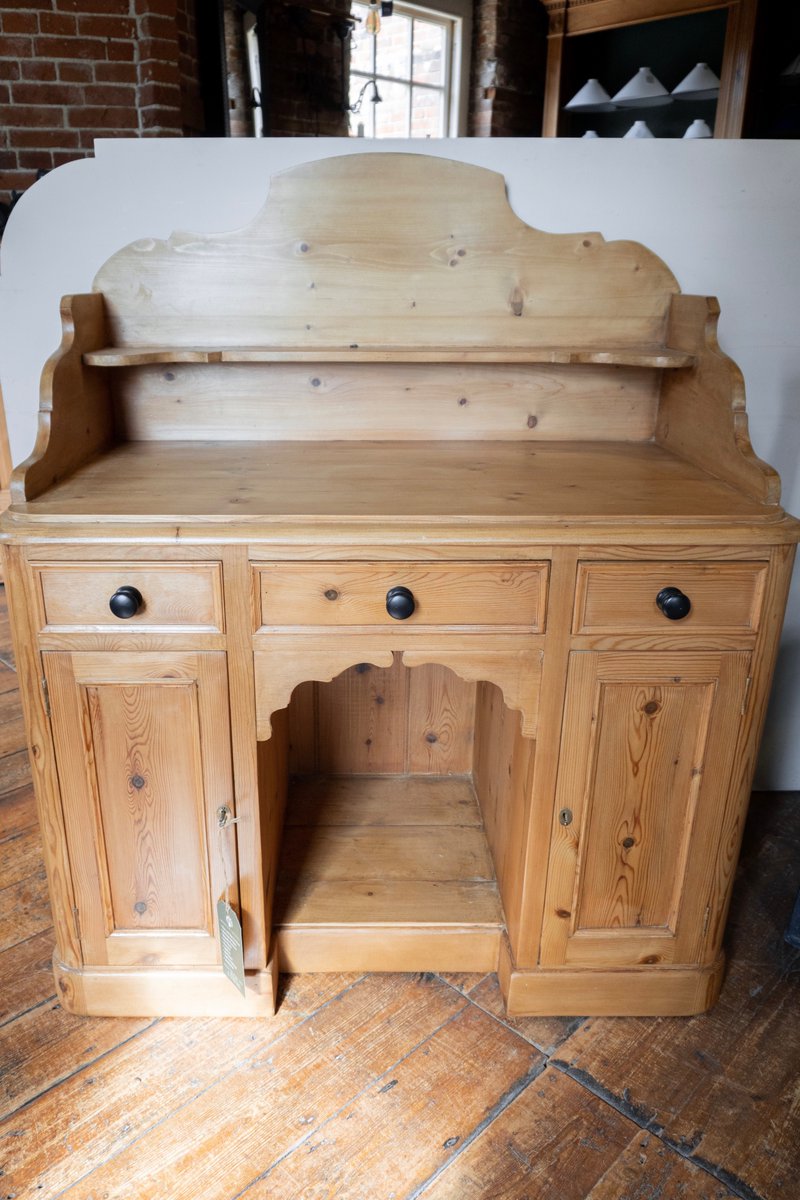 We love a Vintage Desk here at Earsham Home Furnishings!

Get work done in style and transform your home office with antique and modern furniture, decor, lighting and more from our showrooms. 💻

earshamhomefurnishings.co.uk/product-page/v…

#AntiqueFurniture #VintageFurniture #VintageDesk