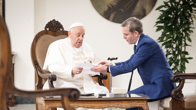 javierMbrocal's tweet photo. Muy contento de anunciar que en abril llega a las librerías "El Sucesor", un libro entrevista al Papa Francisco sobre Benedicto XVI. Ha sido muy emocionante escuchar el relato de primera mano. Estoy deseando compartirlo. @edit_planeta https://t.co/3tfLRuoTGV