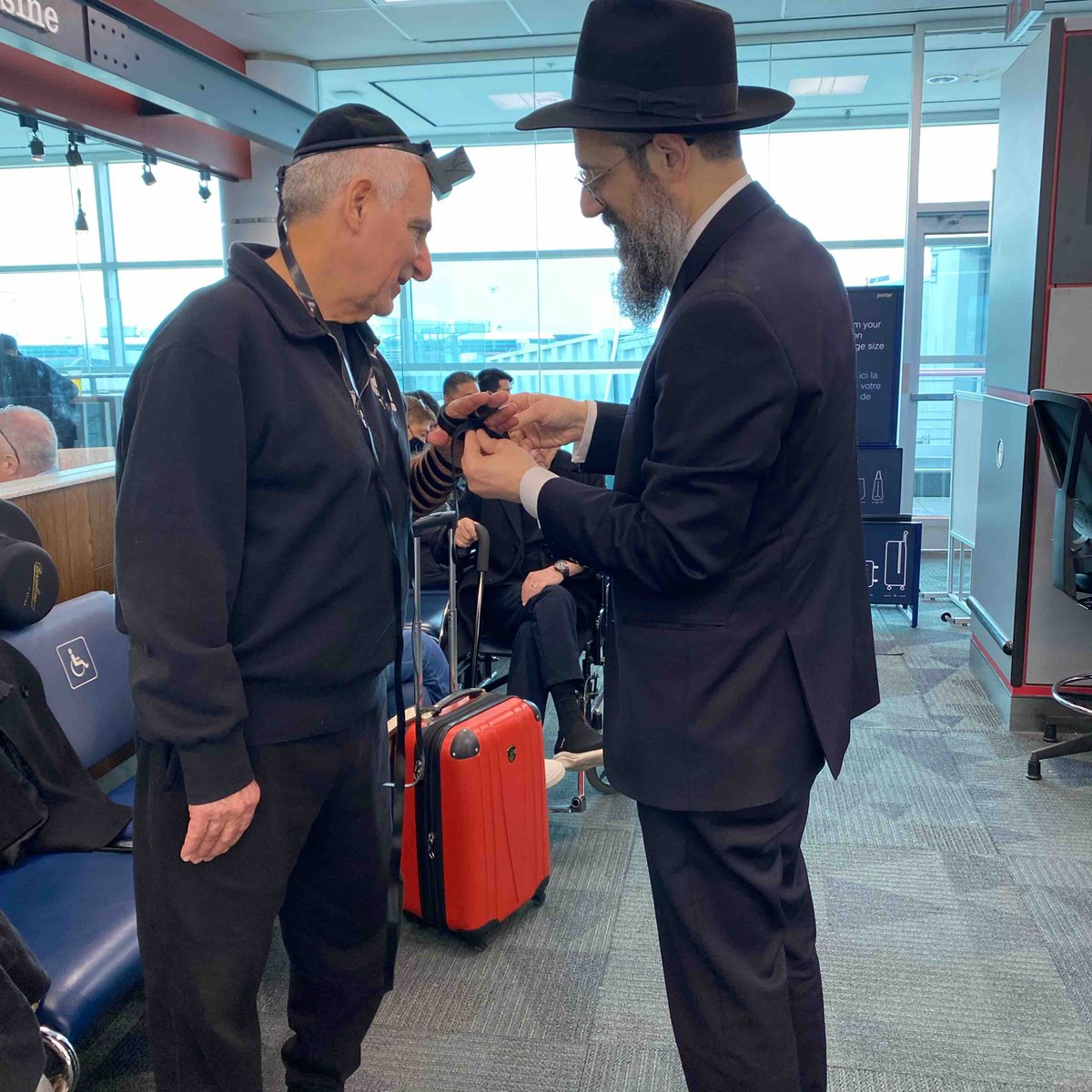 RabbiKaplan's tweet photo. Now the unforeseen circumstances and consequences that were not of my choosing suddenly make perfect sense! #DoAMitzvah #tefillin photo credit: Leeba https://t.co/3bMhdlKCXY