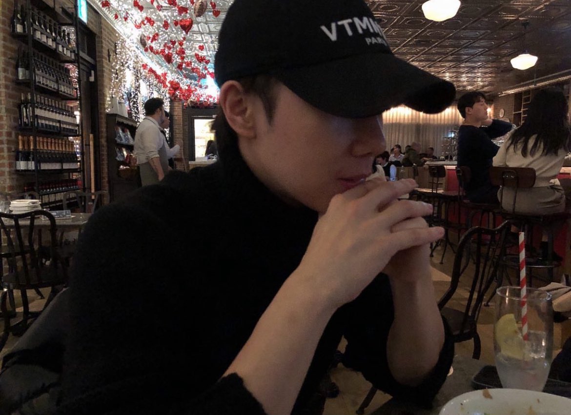 cresentcro's tweet photo. 하 김성규 사석 옷이 목폴라는 기본이라는 점이 너무 좋다..
본인의 우상콘서트, 멤버 콘서트, 그리고 오늘 .. 겉옷만 무스탕에서 패딩으로 바뀐 것 같은 사랑스러운 코디야 정말...😍 https://t.co/42sRGBVXma