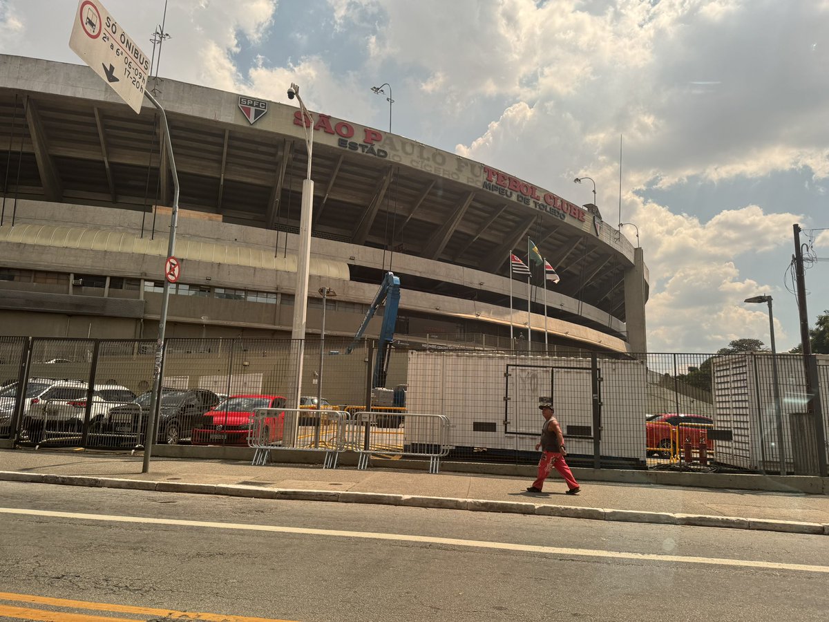luizteixeira's tweet photo. O clássico letreiro do Estádio do Morumbi não existe mais e dará lugar a nova fachada com o nome de MorumBIS. Retirada completa termina ainda hoje. https://t.co/TIplClrOaQ