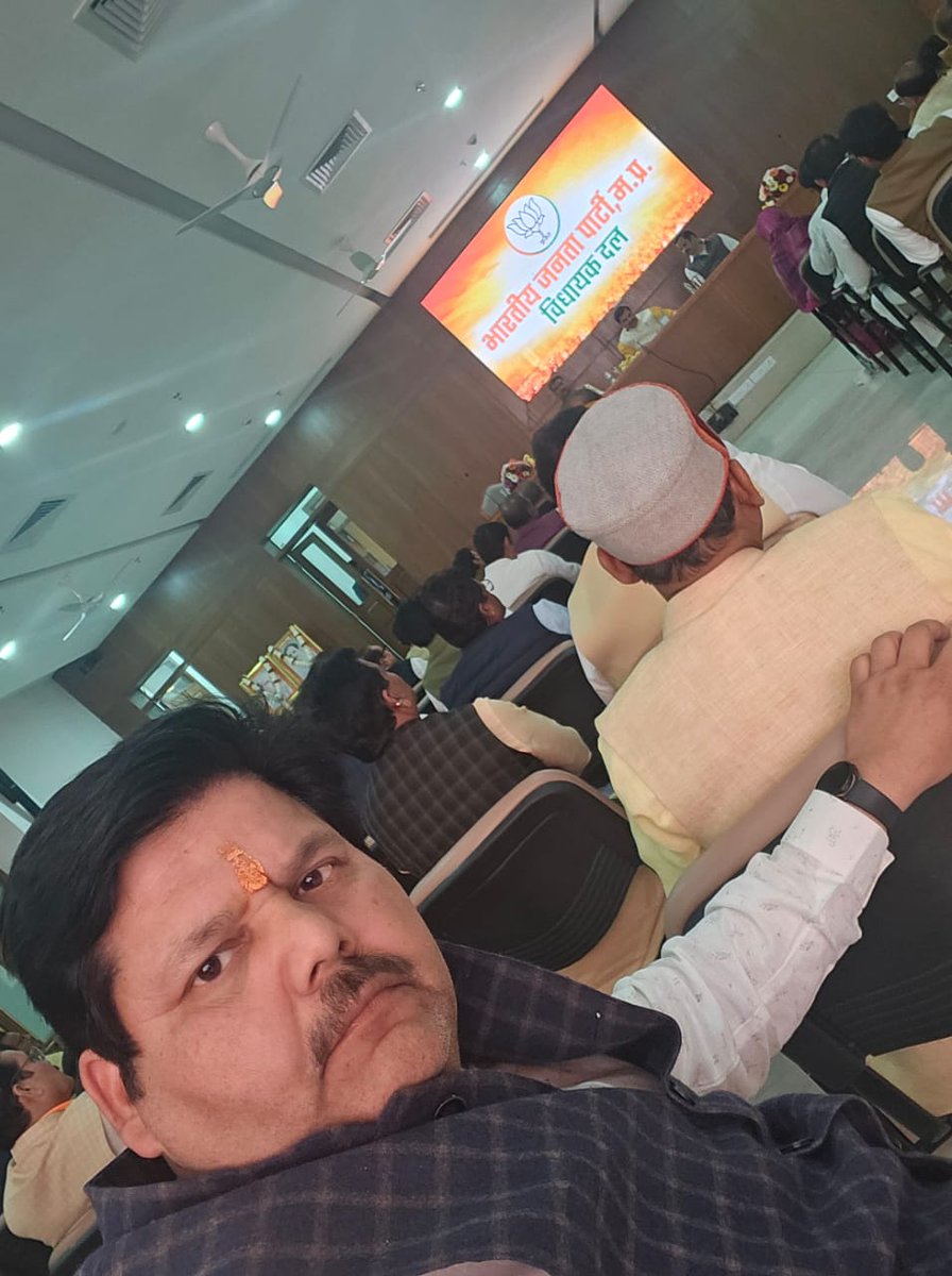 विधानसभा के दो दिन के सत्र में सम्मिलित होने के बाद आज मुख्यमंत्री निवास में विधायक दल की बैठक में मध्यप्रदेश के यशस्वी मुख्यमंत्री मा० श्री मोहन जी यादव, मा० श्री हितानंद जी शर्मा भाईसाहब (प्रदेश संगठन महामंत्री), मा० श्री महेंद्र सिंह जी (प्रदेश लोकसभा प्रभारी), मा० श्री कैलाश