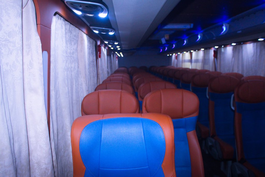 ] Service [ Avec nous c’est le confort, assuré. Nos bus sont emblématiques au point de vous faire vivre une aventure inédite dans un voyage calme et serein. 🤩!
4 images = 1 mot L’élégance du voyage 🧡💙

#salimtransport  #élégance #Confort #sécurité