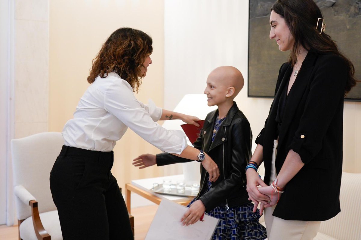 IdiazAyuso's tweet photo. María es una niña con sarcoma de Ewing que lucha por otros niños como ella.

Valiente y creativa, busca fondos a través “La Sonrisa de María” para fomentar la investigación oncológica en el Niño Jesús a través de galas, corridas benéficas… https://t.co/N0XZEdwhl5
