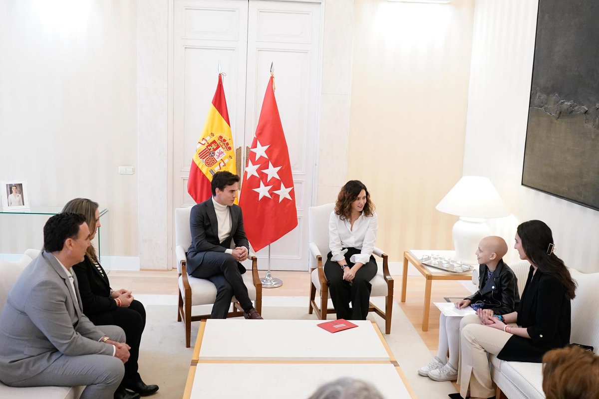 María es una niña con sarcoma de Ewing que lucha por otros niños como ella.

Valiente y creativa, busca fondos a través “La Sonrisa de María” para fomentar la investigación oncológica en el Niño Jesús a través de galas, corridas benéficas…