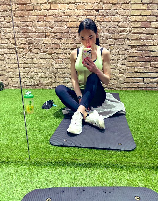 Train with me&hellip; very hard! https://t.co/RqEK5X33y2<a href="/tag/natalygold"class="tags"><span>#natalygold</span></a>