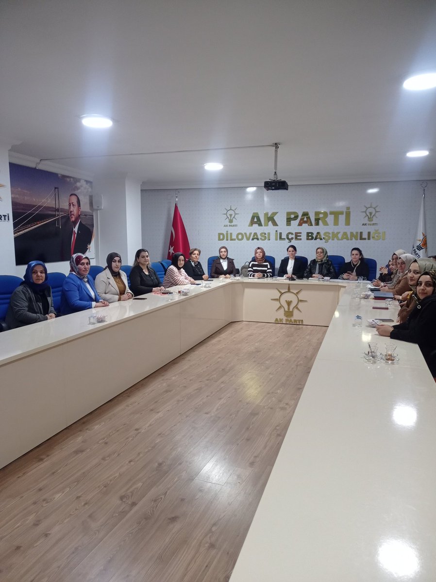 İlçe Kadın Kolları Başkanımız Ayşe Ak başkanlığında İl Yöneticimiz Birgül Tokmak'ın katılımı ile haftalık olağan Yönetim Kurulu toplantımızı gerçekleştirdik. Alınan kararlar hayırlara vesile olsun. 31 Mart 2024 Zaferine #HazırızKararlıyız🇹🇷