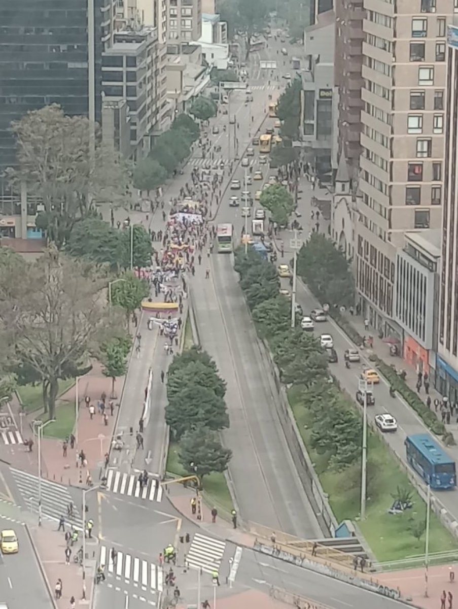 MiguelPoloP's tweet photo. Marcha de Petro fue un fracaso total y una payasada. NULO apoyo popular del ex convicto. Esta es una muestra de que las encuestas se equivocan: no tiene un 35% de favorabilidad sino solo un 10% https://t.co/lconmoYmrm