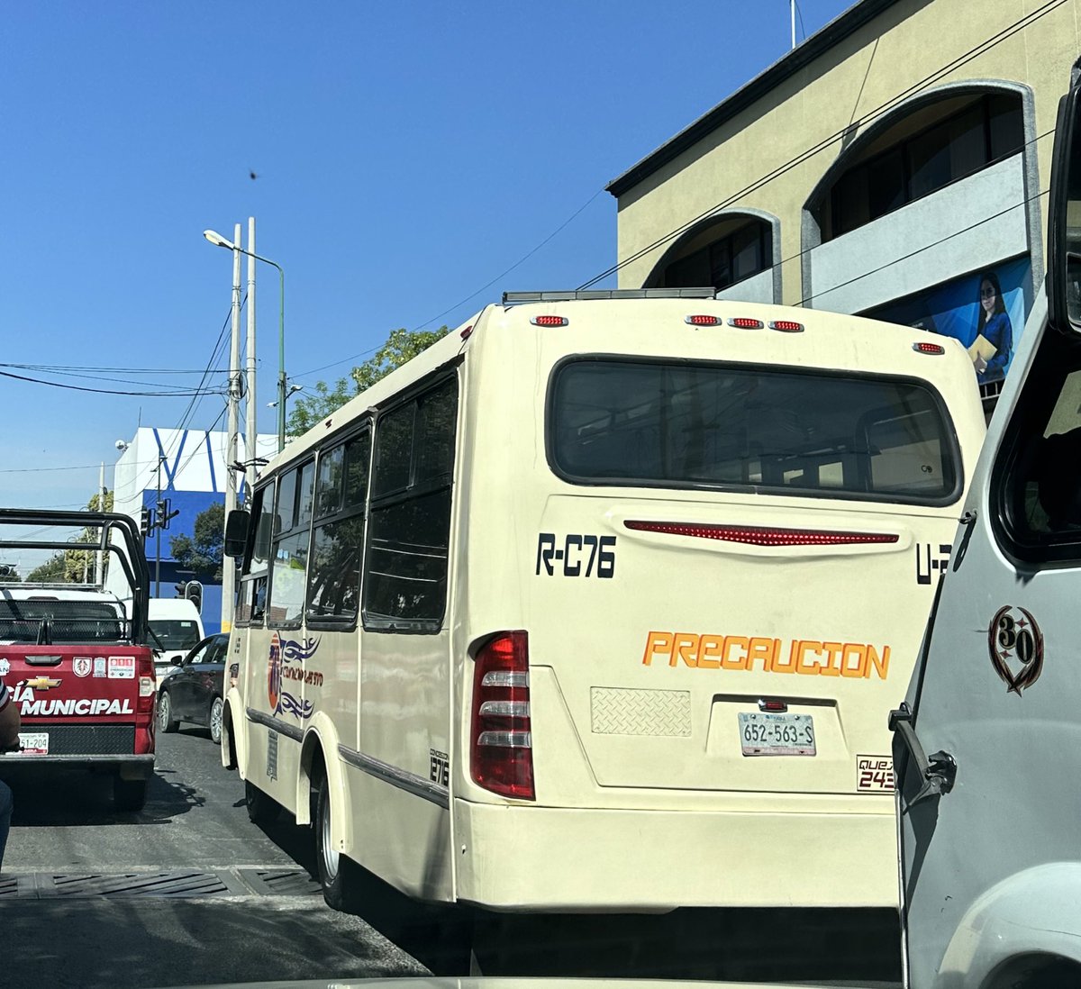 gaboguillermo's tweet photo. Este camión hechando fierro a todos. A punto de chocarme y chocar dos coches más. 
Ojo @MTGobPue 
@adandominguez https://t.co/iYKsgQ0TeG