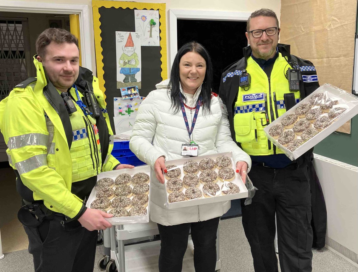 HumberbeatNEL's tweet photo. Today South Ward officers have attended the Oasis Hub Nunsthorpe as they have been celebrating Polish ‘Fat Thursday’ 🍩🍩🍩

A tradition of Catholic Poles who celebrate the Thursday before Lent by using up ‘luxurious’ foods before fasting begins.  #inyourcommunity #oasishub https://t.co/ERVkxkHrHt