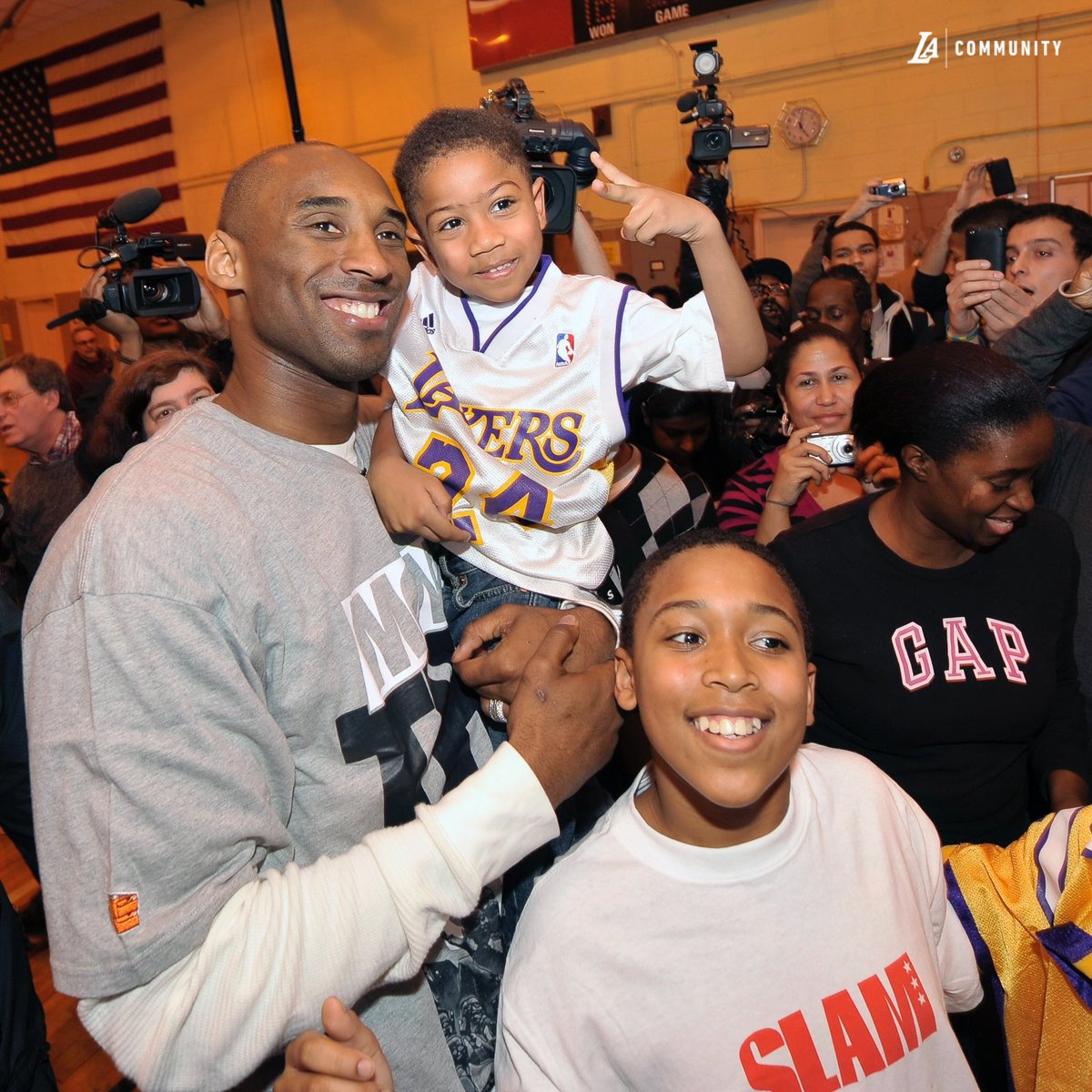 LakersCommunity's tweet photo. Kobe’s legacy immortalized 💜💛  Today we celebrate Kobe Bryant’s statue unveiling. Kobe’s legacy continues to positively influence the Los Angeles community, fans around the world, the next generation, and will forever live in Lakers History 🌎 ✨  #MambaForever  🖤🐍 https://t.co/Qmdq2kPBwl
