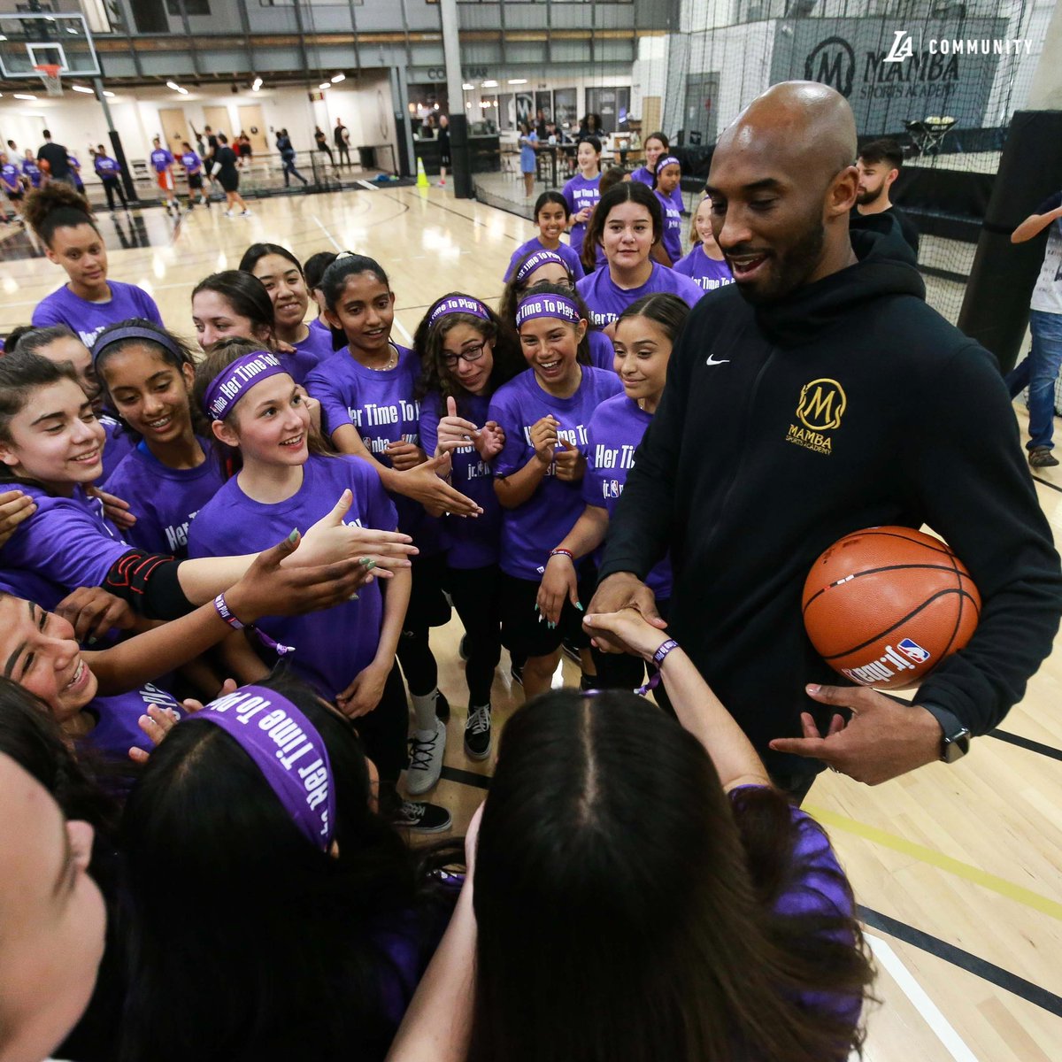 LakersCommunity's tweet photo. Kobe’s legacy immortalized 💜💛  Today we celebrate Kobe Bryant’s statue unveiling. Kobe’s legacy continues to positively influence the Los Angeles community, fans around the world, the next generation, and will forever live in Lakers History 🌎 ✨  #MambaForever  🖤🐍 https://t.co/Qmdq2kPBwl