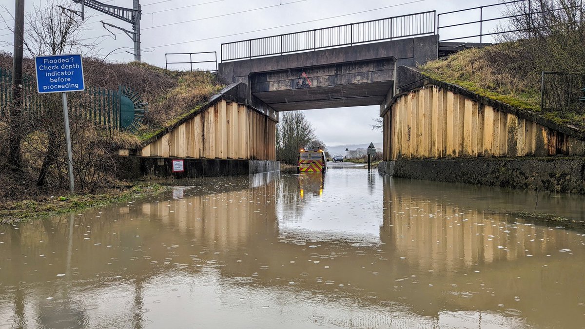 Digby_'s tweet photo. Turns out @UKAirband vans aren't amphibious after all! 😂😂😂  #flood #OXFORDSHIRE #flooding #vanlife #fail not #uksnow #ruralbroadband #laypitlane #insuranceclaim #faringdon #rural https://t.co/OkNidhwbIZ