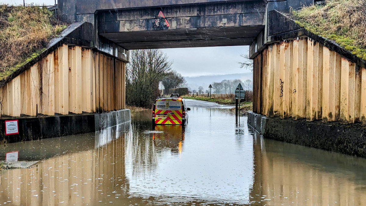 Digby_'s tweet photo. Turns out @UKAirband vans aren't amphibious after all! 😂😂😂  #flood #OXFORDSHIRE #flooding #vanlife #fail not #uksnow #ruralbroadband #laypitlane #insuranceclaim #faringdon #rural https://t.co/OkNidhwbIZ