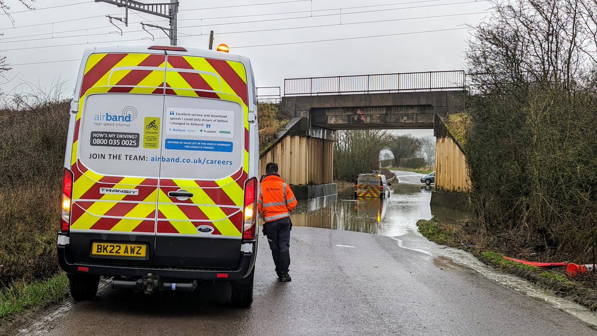 Digby_'s tweet photo. Turns out @UKAirband vans aren't amphibious after all! 😂😂😂  #flood #OXFORDSHIRE #flooding #vanlife #fail not #uksnow #ruralbroadband #laypitlane #insuranceclaim #faringdon #rural https://t.co/OkNidhwbIZ